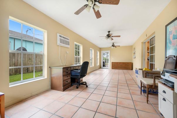 Home Office, Interior