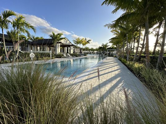 Exterior, Lake