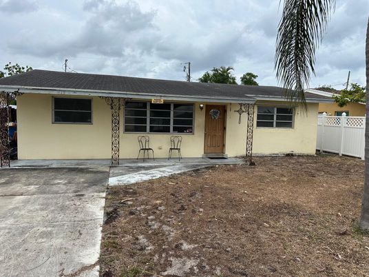 Exterior, Facade, Ranch