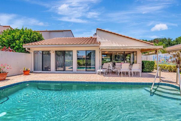 Exterior, Pool