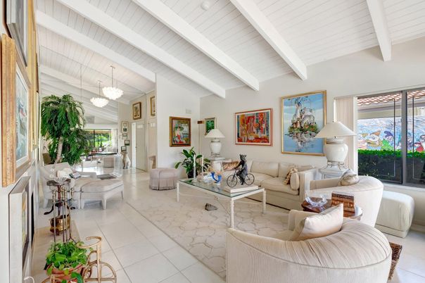 Chandelier, Interior, Living room