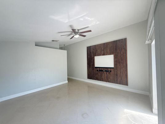 Empty room, Interior