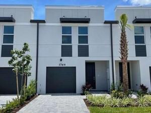 Attached, Exterior, Facade, Modern