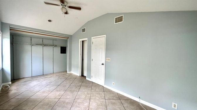 Empty room, Interior