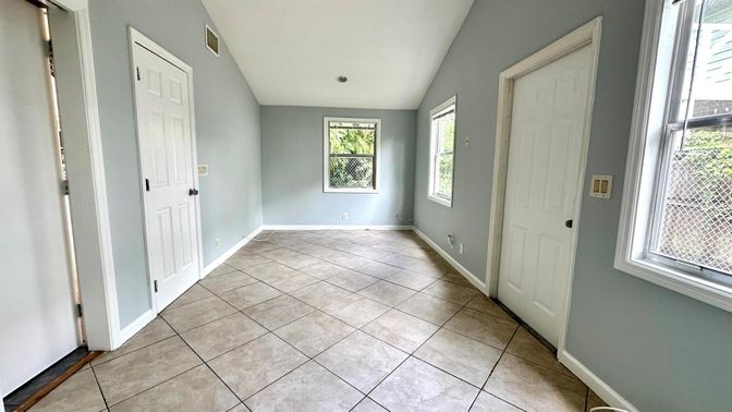 Empty room, Interior