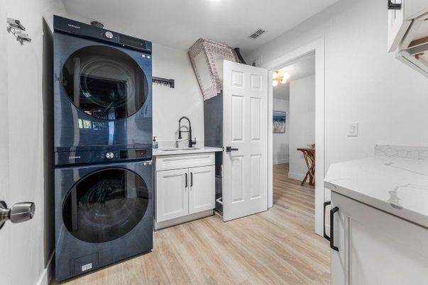 Interior, Utility Closets, Washer, Wood Texture Flooring