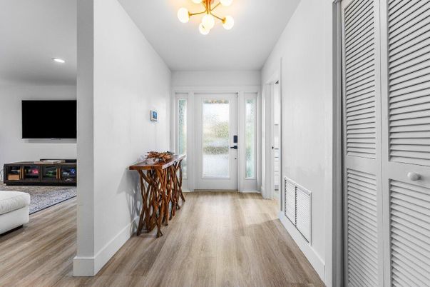 Interior, Recessed Lighting, Wood Texture Flooring