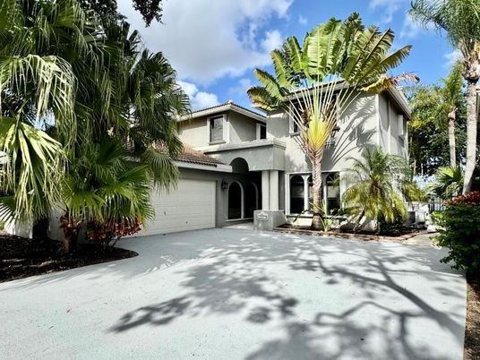 Attached, Exterior, Facade, Mediterranean