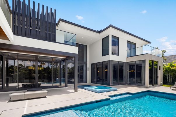 Exterior, Facade, Pool, Modern