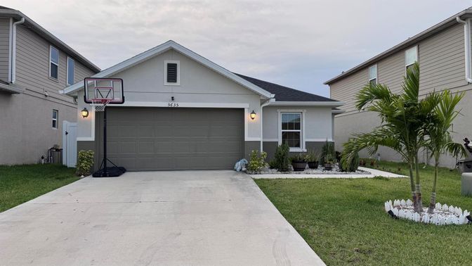 Attached, Exterior, Facade, American Craftsman