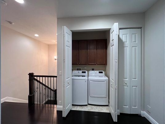 Interior, Recessed Lighting, Washer, Wood Texture Flooring