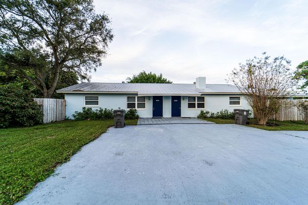 Backyard, Exterior, Facade, Ranch