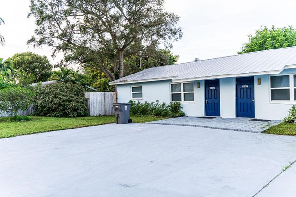 Backyard, Exterior, Facade, Ranch