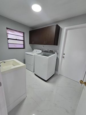 Interior, Marble, Recessed Lighting, Washer