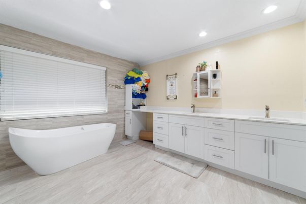 Bathroom, Dual Sink Vanities, Free Standing Baths, Interior, Recessed Lighting