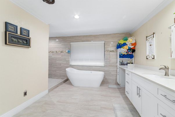 Bathroom, Dual Sink Vanities, Free Standing Baths, Interior, Recessed Lighting