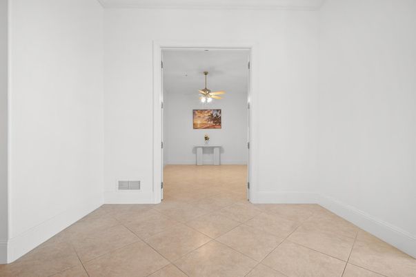Empty room, Interior