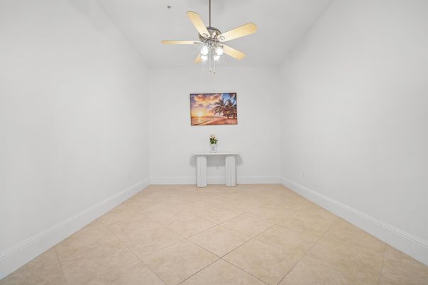 Empty room, Interior