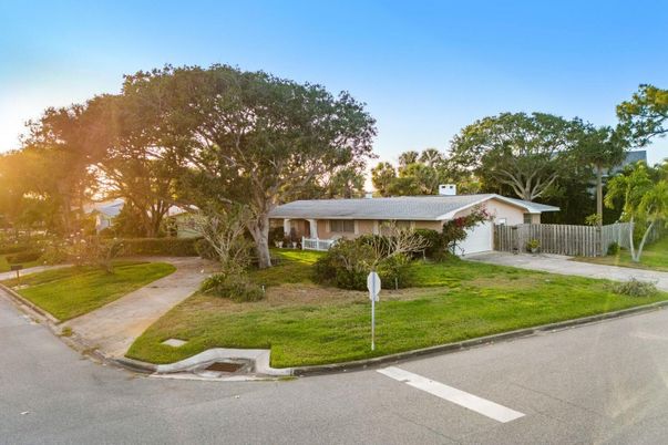 Attached, Exterior, Facade, Ranch