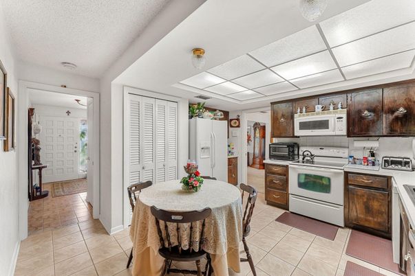 Dining room, Interior, Kitchen, Stainless Steel Appliances