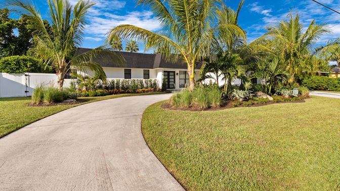 Backyard, Exterior, Facade, Ranch