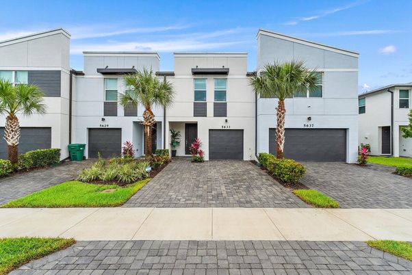 Attached, Exterior, Facade, Modern