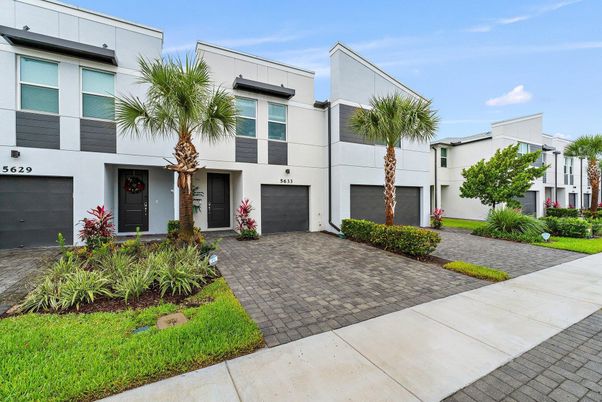 Attached, Exterior, Facade, Modern
