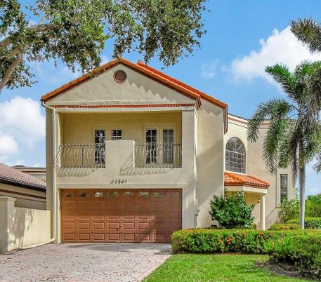 Attached, Exterior, Facade, Mediterranean
