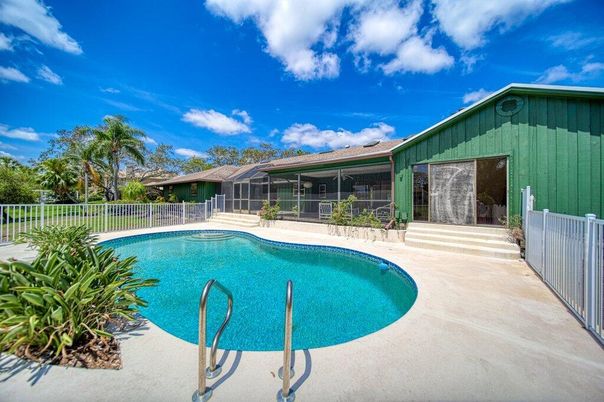 Exterior, Pool