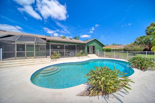Exterior, Pool