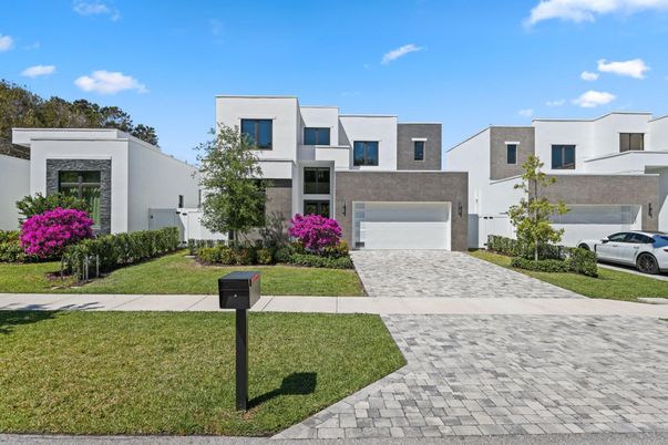 Attached, Exterior, Facade, Modern