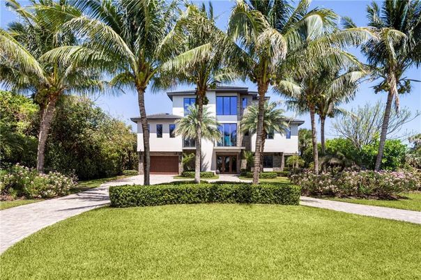 Attached, Backyard, Exterior, Facade, Modern