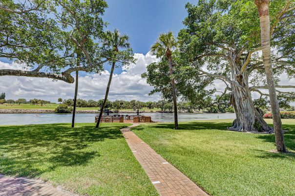 Exterior, Lake
