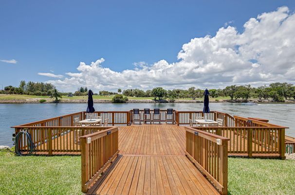 Exterior, Lake