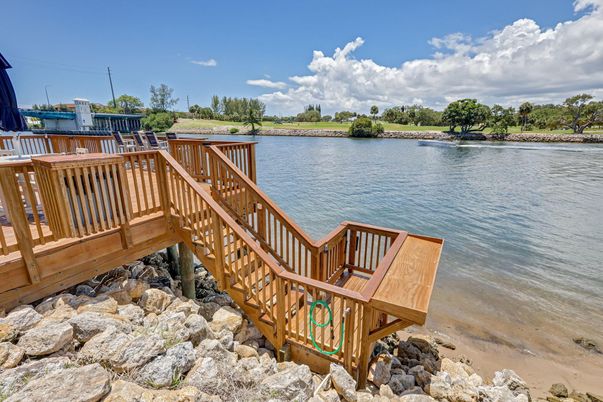 Exterior, Lake