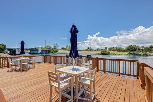 Exterior, Lake