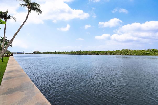 Exterior, Lake
