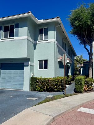 Attached, Exterior, Facade, Mediterranean