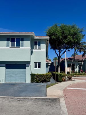 Attached, Exterior, Facade, Mediterranean