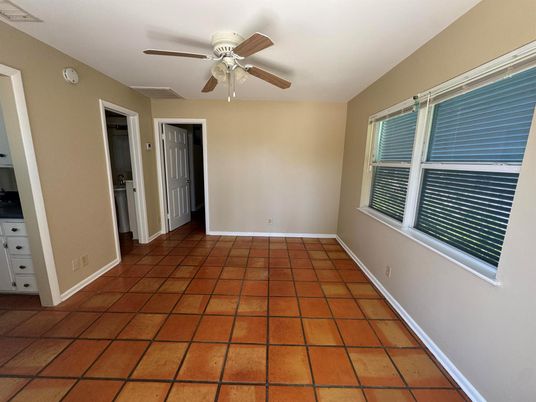 Empty room, Interior