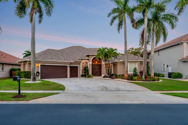 Attached, Exterior, Facade, Ranch