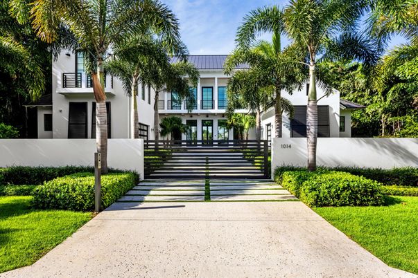 Exterior, Facade, Modern