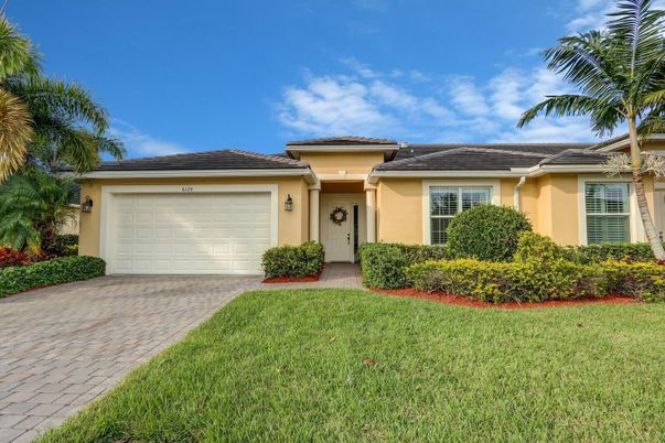 Attached, Exterior, Facade, Ranch