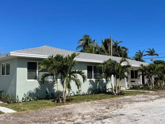 Exterior, Facade, Ranch