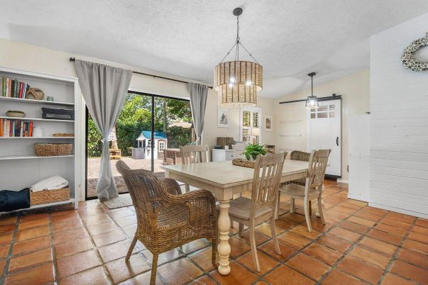 Chandelier, Dining room, Interior, Pendant Lights