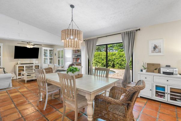 Chandelier, Dining room, Interior, Living room