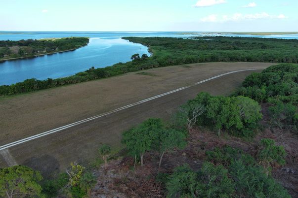 Exterior, Lake