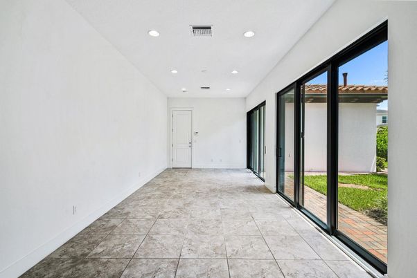 Empty room, Interior, Recessed Lighting