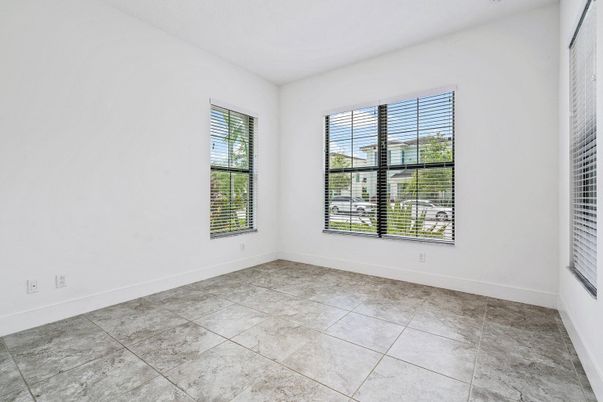 Empty room, Interior