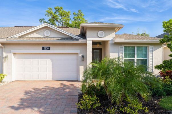 Attached, Exterior, Facade, Ranch